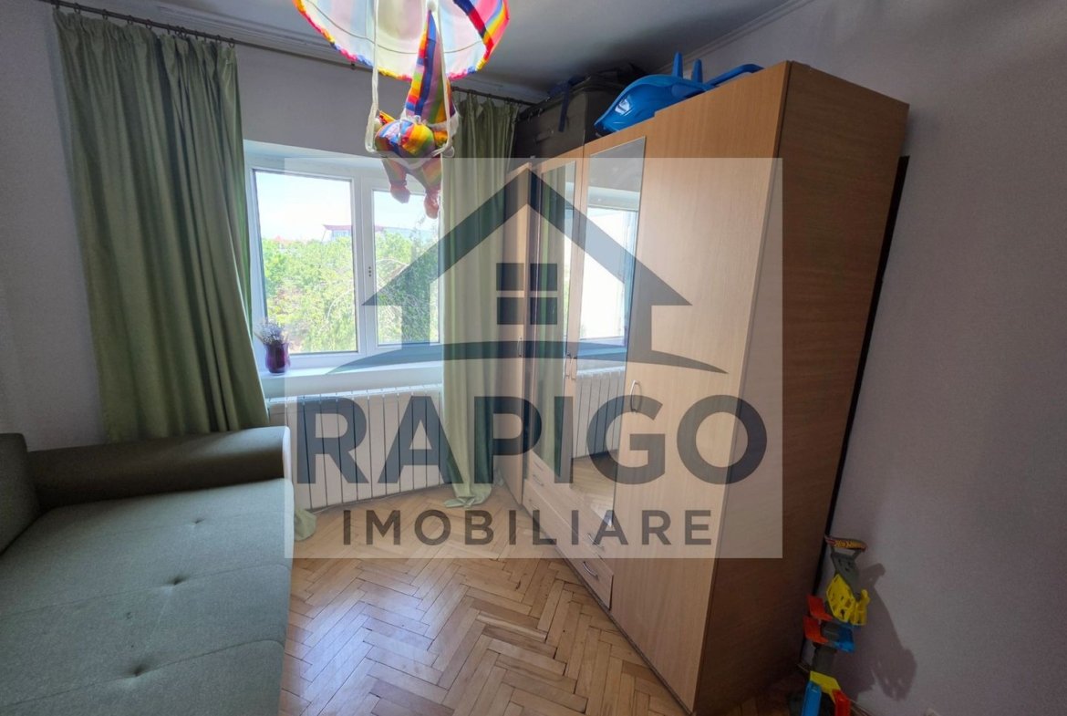 Vand apartament cu 4 camere aproape de centru