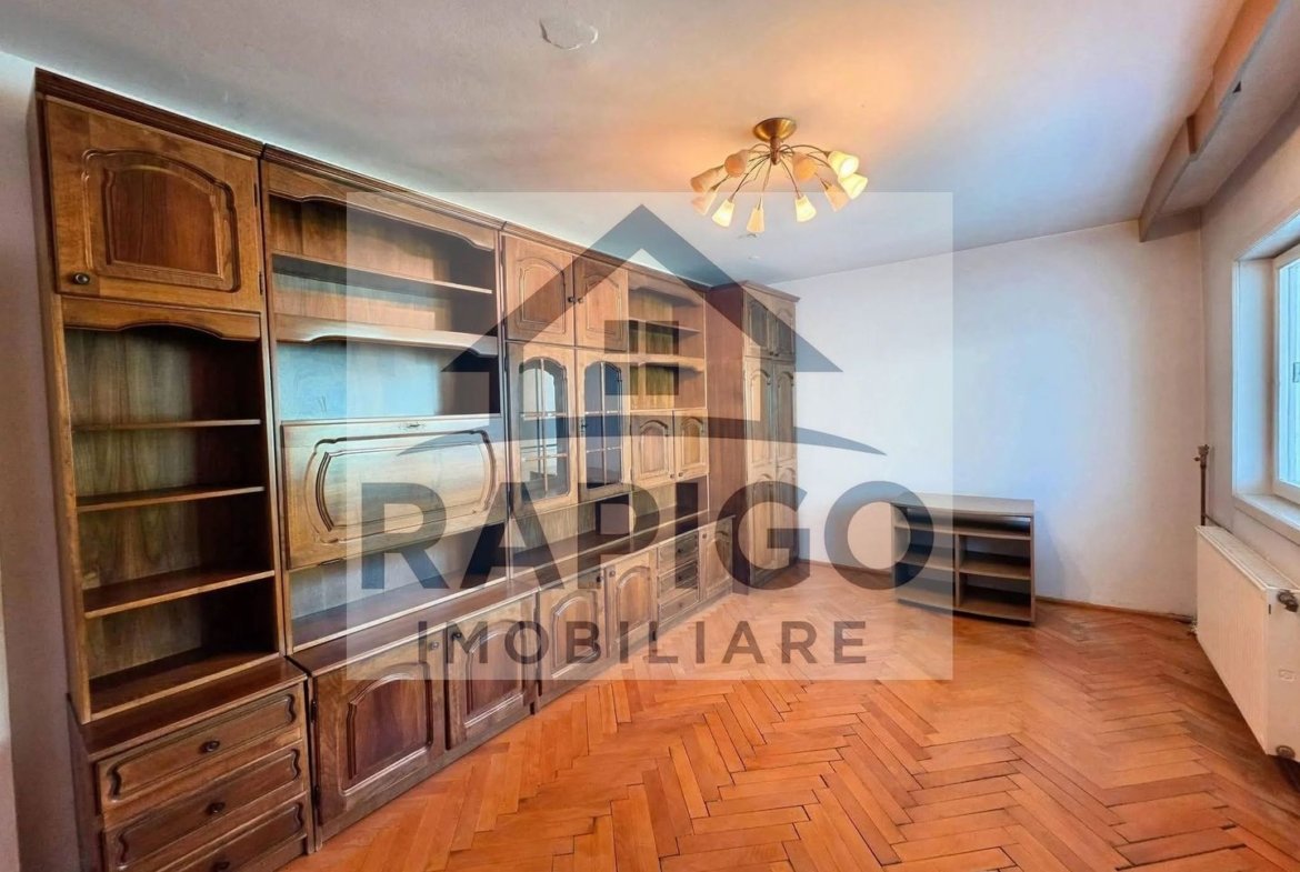 Vand apartament cu 2 camere decomandat in Calea Lipovei