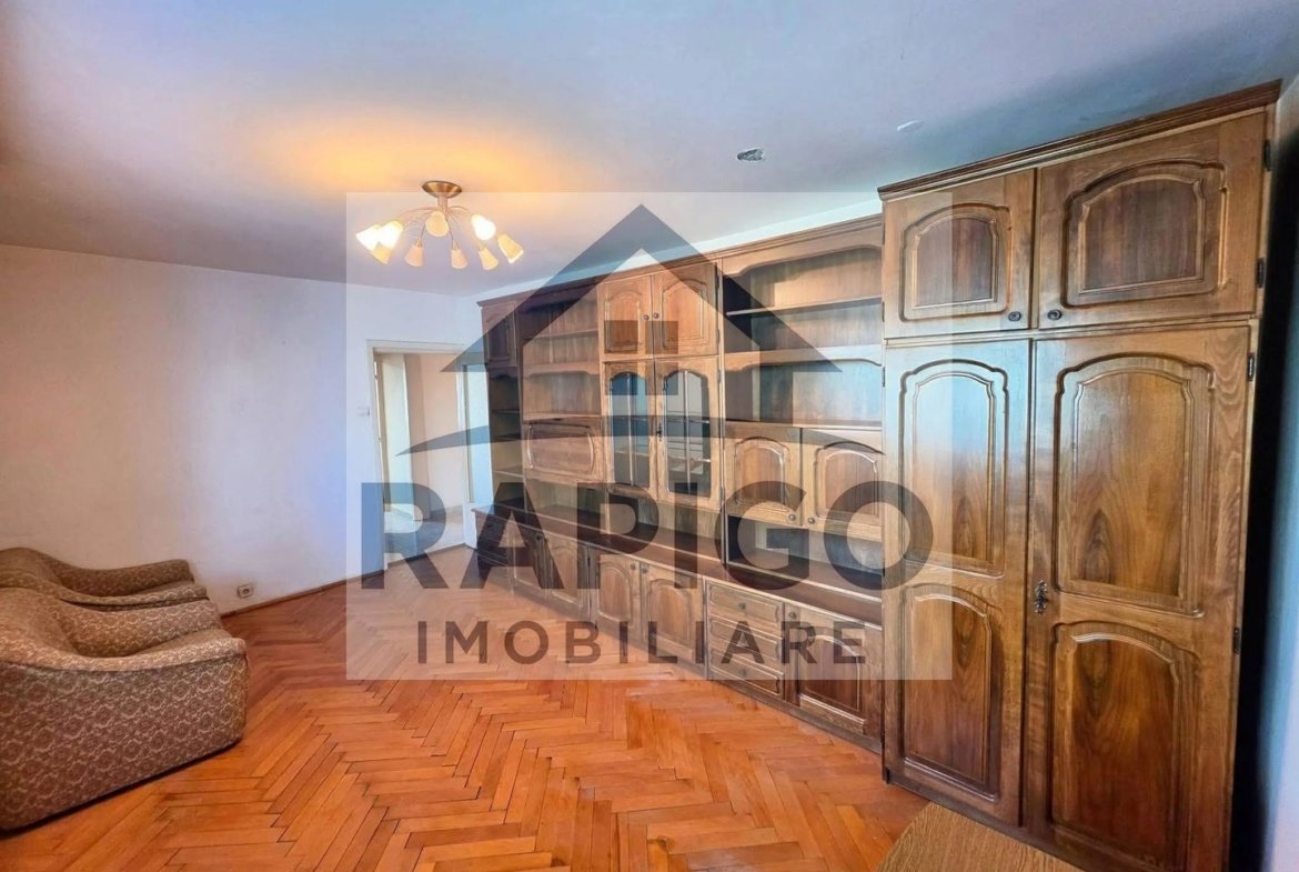 Vand apartament cu 2 camere decomandat in Calea Lipovei