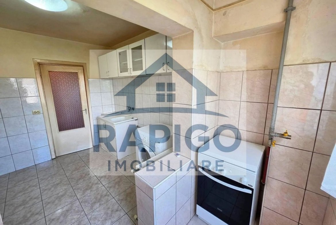 Vand apartament cu 2 camere decomandat in Calea Lipovei