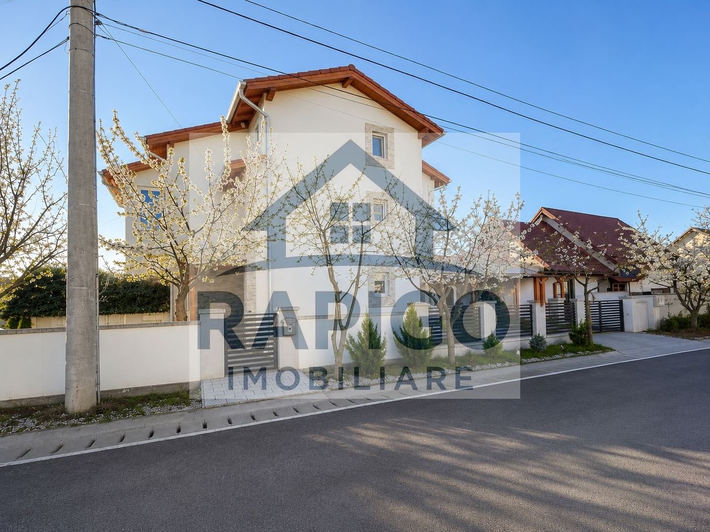 Duplex Spațios cu 3 Dormitoare și Curte Amenajată |