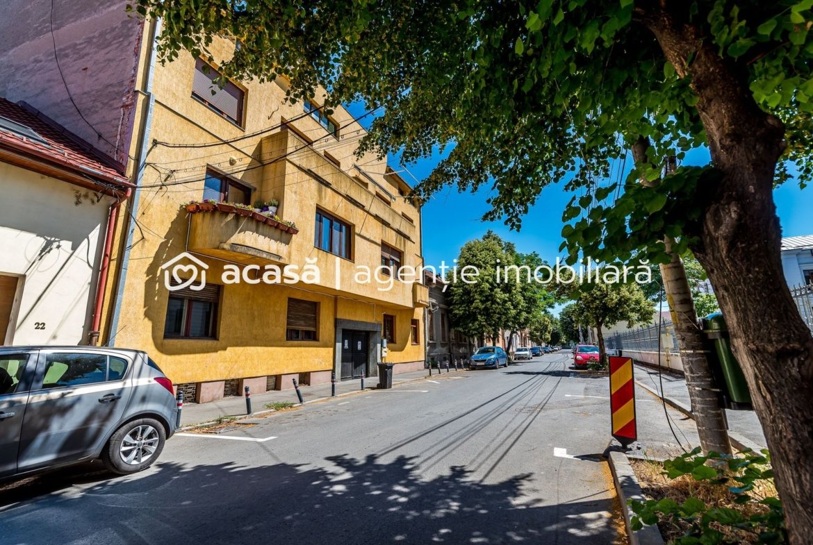Apartament în centru cu acces auto și garaj propriu