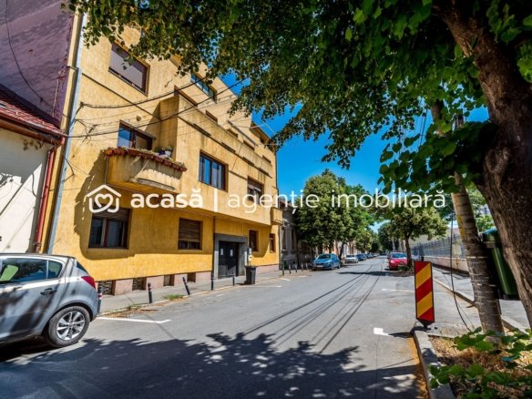Apartament în centru cu acces auto și garaj propriu