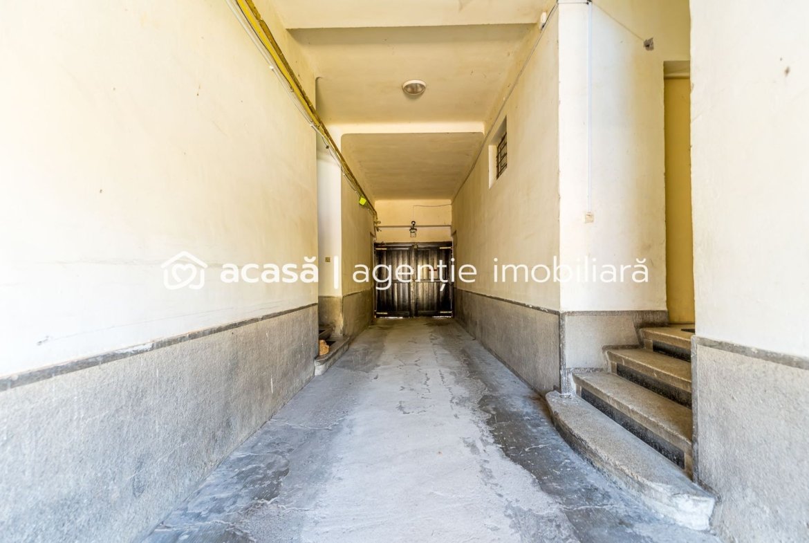 Apartament în centru cu acces auto și garaj propriu