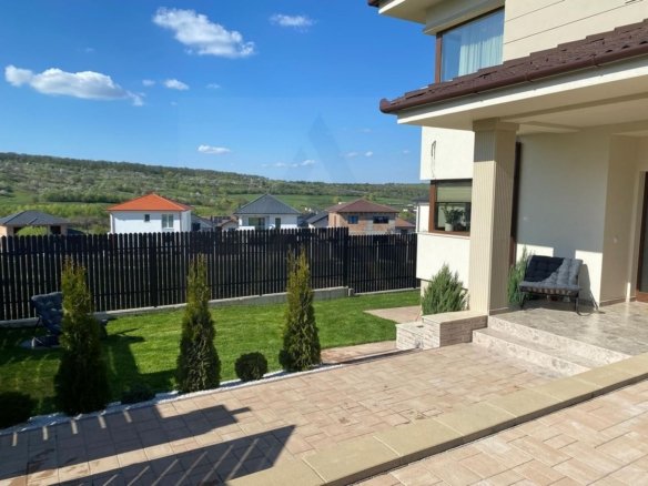 Casa ultrafinisata 199 mp utili garaj si teren 410 mp in Cisnadioara