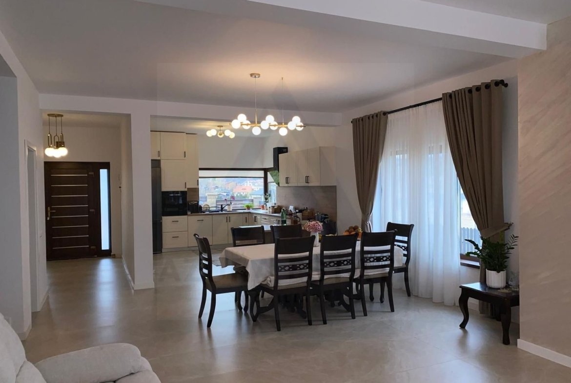 Casa ultrafinisata 199 mp utili garaj si teren 410 mp in Cisnadioara