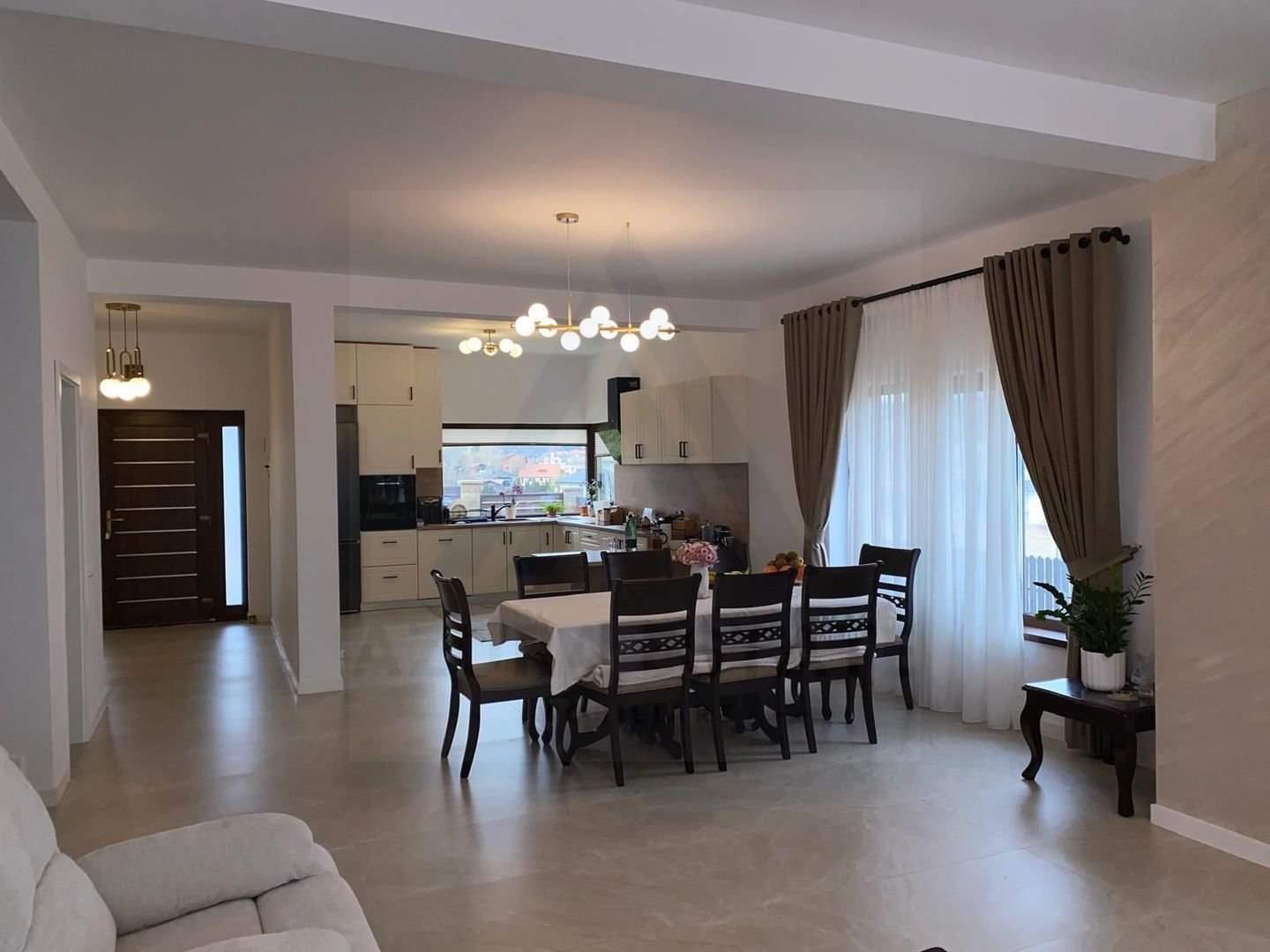 Casa ultrafinisata 199 mp utili garaj si teren 410 mp in Cisnadioara