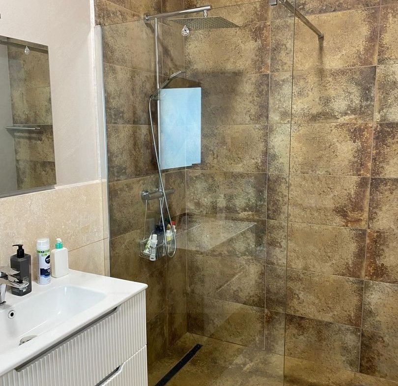 Casa ultrafinisata 199 mp utili garaj si teren 410 mp in Cisnadioara