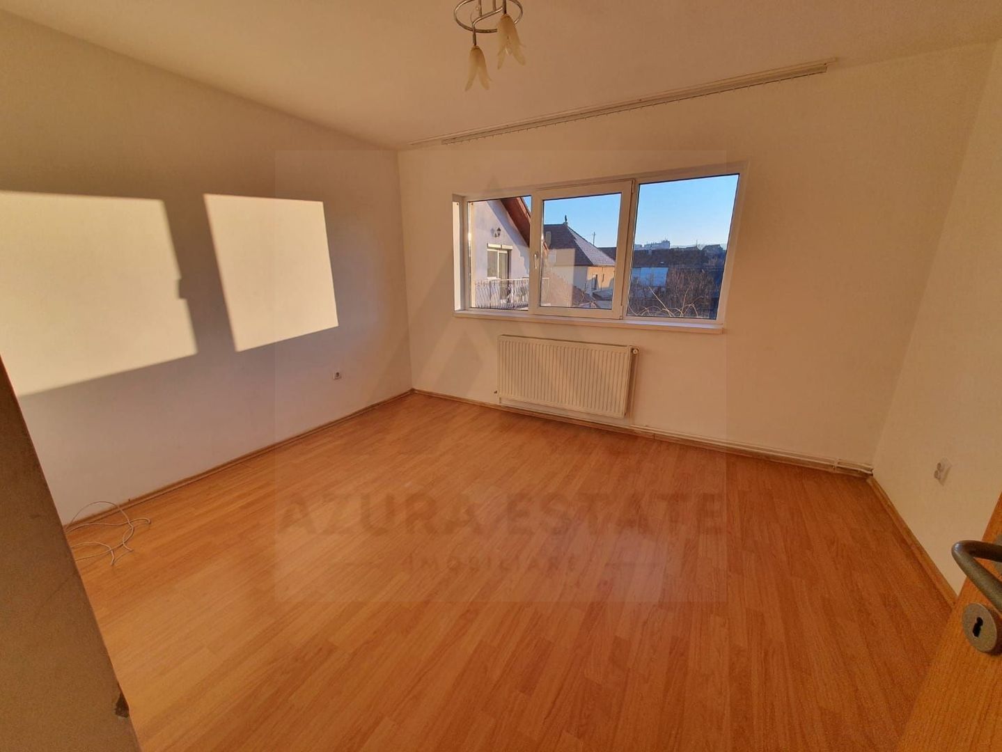 Apartament 3 camere decomandat etaj 1 66 mp balcon 8 mp Trei Stejari