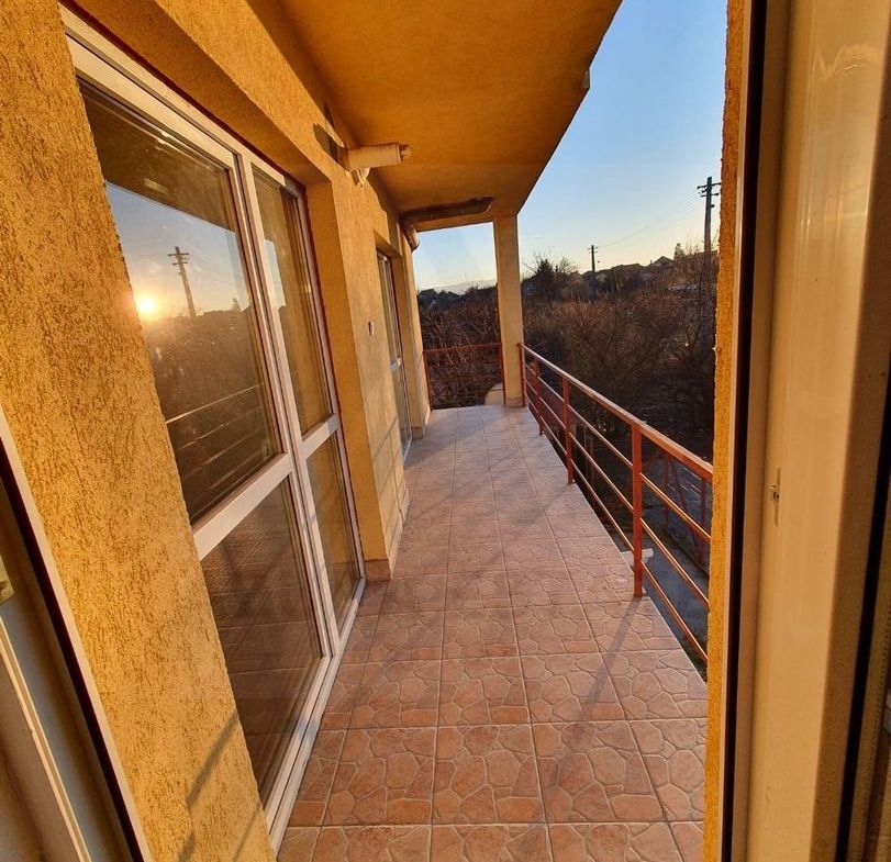 Apartament 3 camere decomandat etaj 1 66 mp balcon 8 mp Trei Stejari