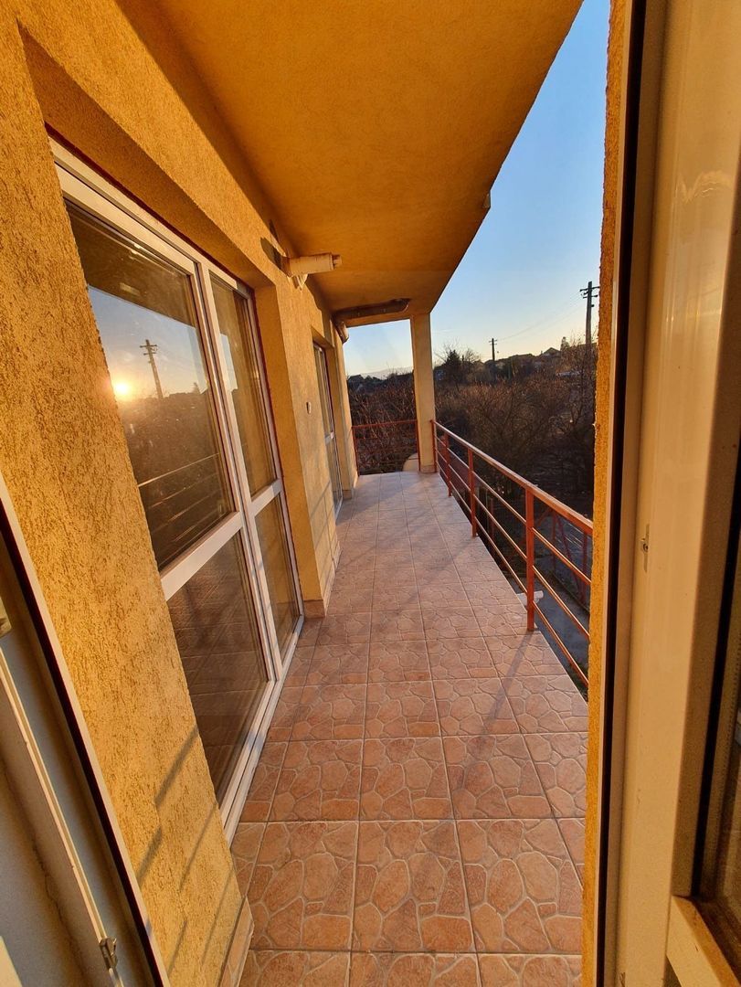 Apartament 3 camere decomandat etaj 1 66 mp balcon 8 mp Trei Stejari