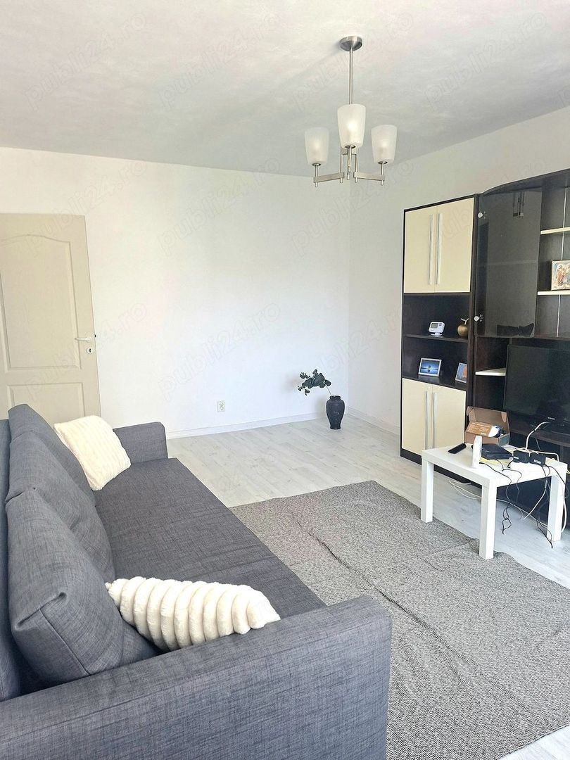 De inchiriat apartament 2 camere, Piața Centrală, et. 4, renovat, 450 eur