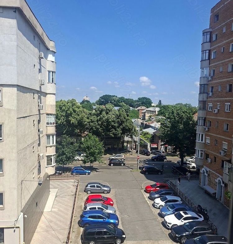 De inchiriat apartament 2 camere, Piața Centrală, et. 4, renovat, 450 eur
