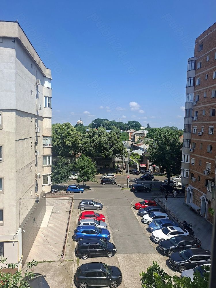 De inchiriat apartament 2 camere, Piața Centrală, et. 4, renovat, 450 eur