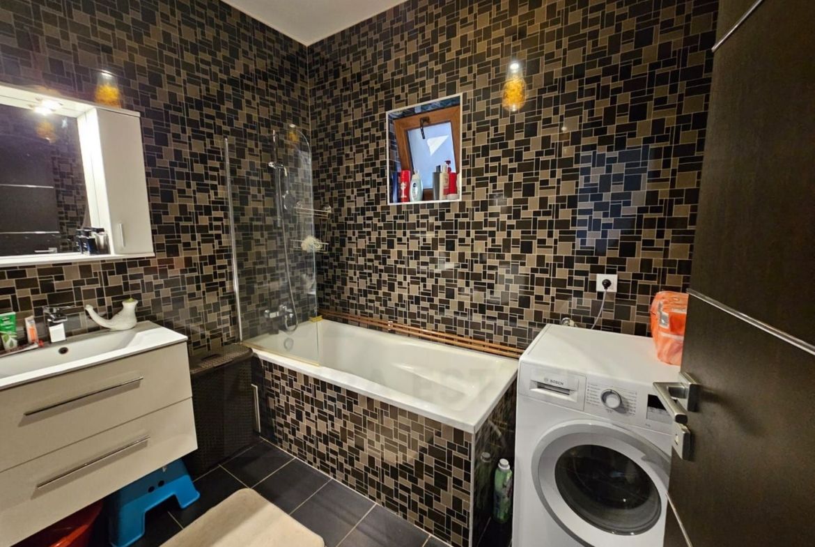 Apartament 3 camere la vilă 67 mp curte privată 147mp terasă acoperită