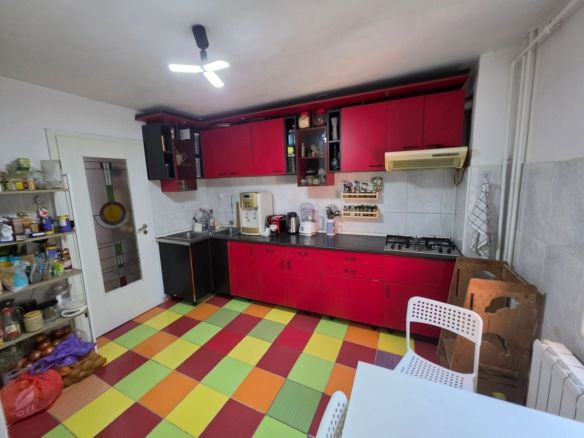 Vand apartament cu 4 camere aproape de centru