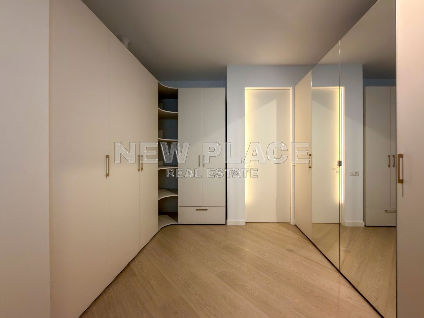 [VIDEO] CORTINA NORTH | Bucatarie inchisa | 1,100 Eur+TVA|Terasa 30 mp