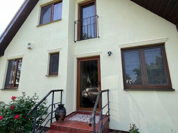 Casă elegantă, spațioasă, ideală pentru familie – Sanmihaiu Roman