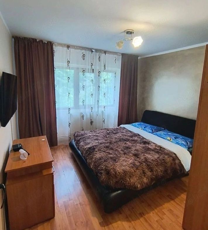 inchiriez apartament 3 camere Micro 16