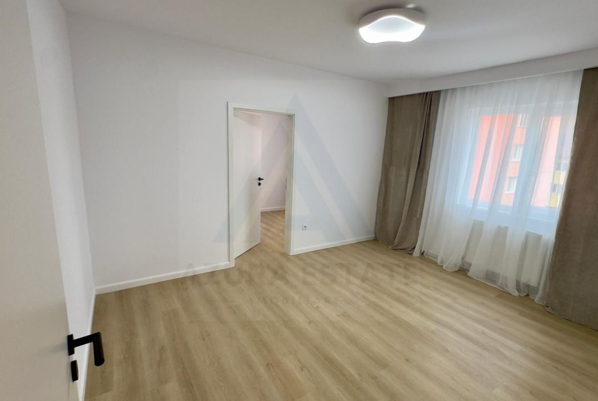 Apartament cu 2 camere renovat 37 mp etaj 3/5 in zona Hipodrom 1