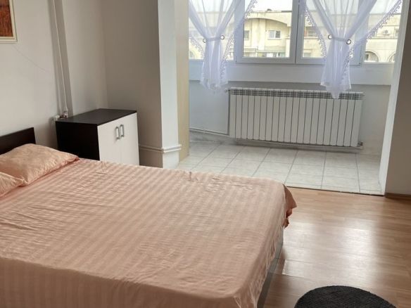 Vand 3camere mare stradal din Blvdul Decebal Bucuresti