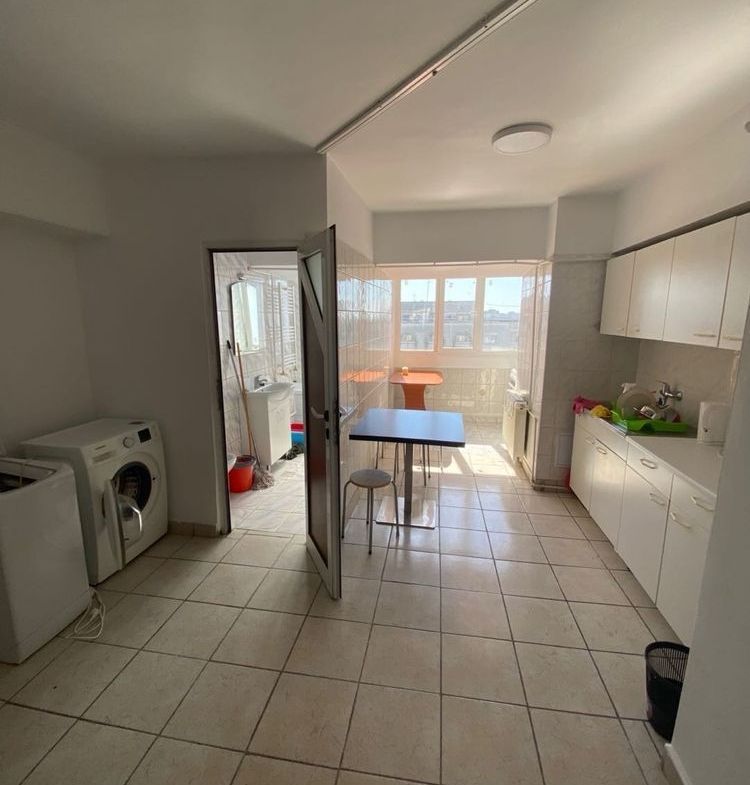 Vand 3camere mare stradal din Blvdul Decebal Bucuresti