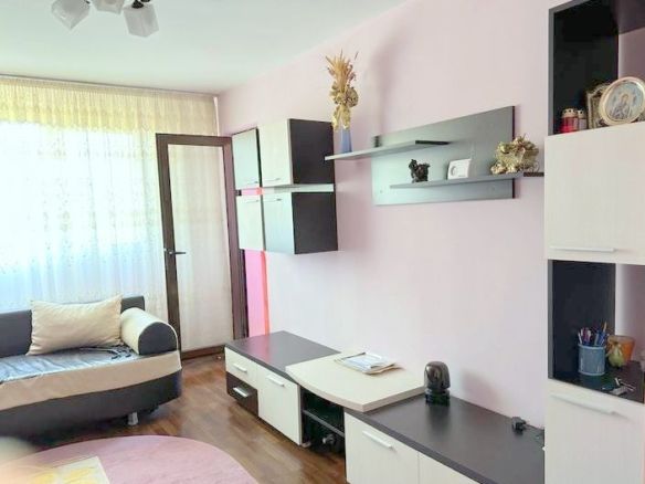 De vanzare apartament cu 3 camere, micro 38, et. 3, 63.000 euro