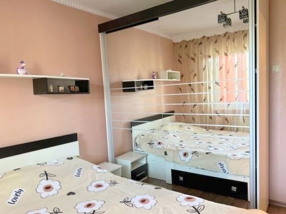 De vanzare apartament cu 3 camere, micro 38, et. 3, 63.000 euro