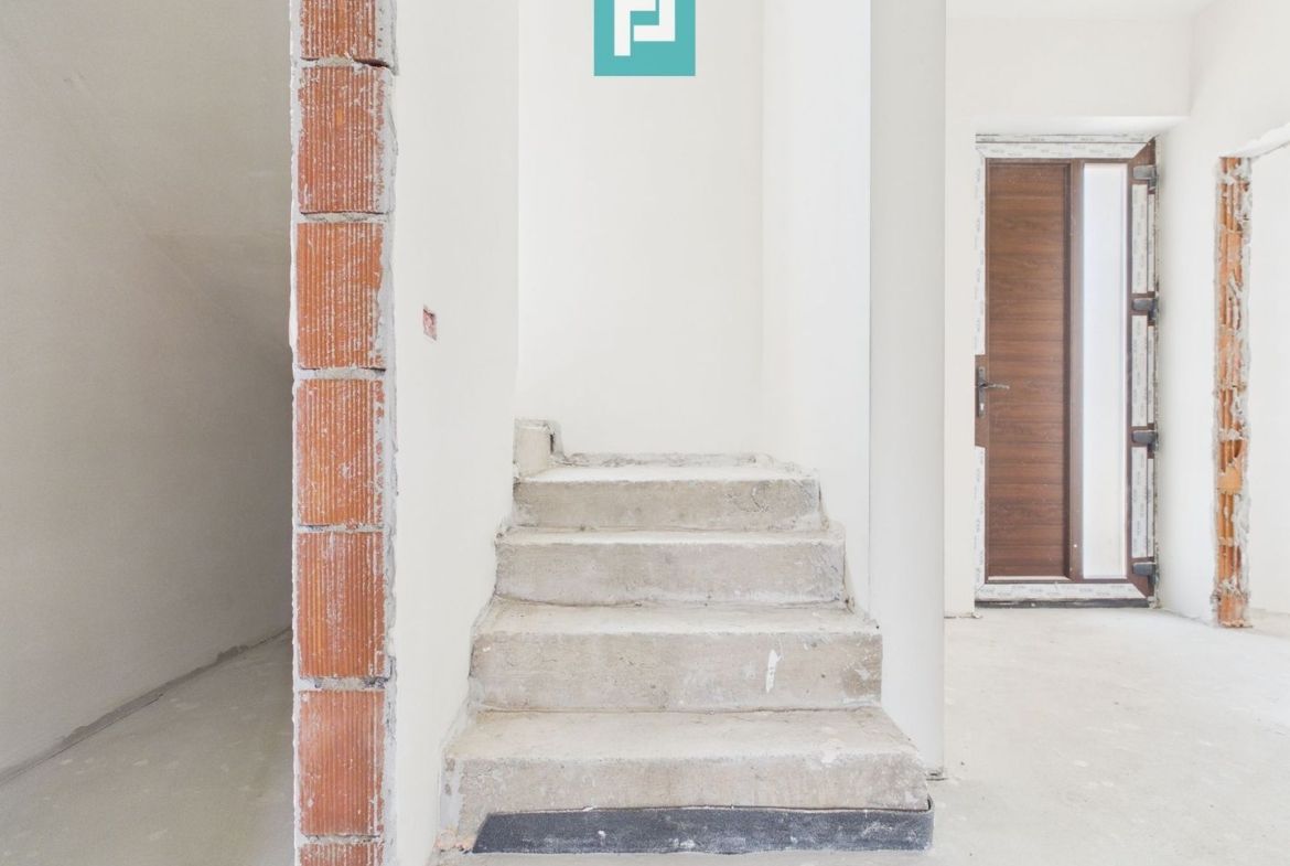 Duplex spațios 102 mp utili, teren 350mp in Covaci