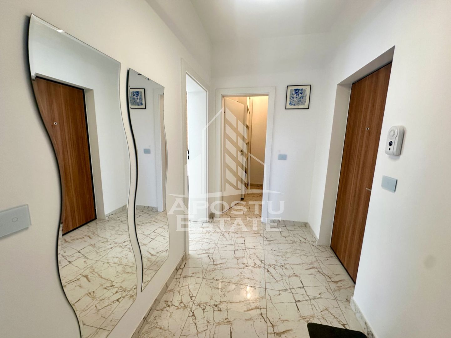 Apartament cu 2 camere, pod propriu, parcare acoperita, zona Lidl