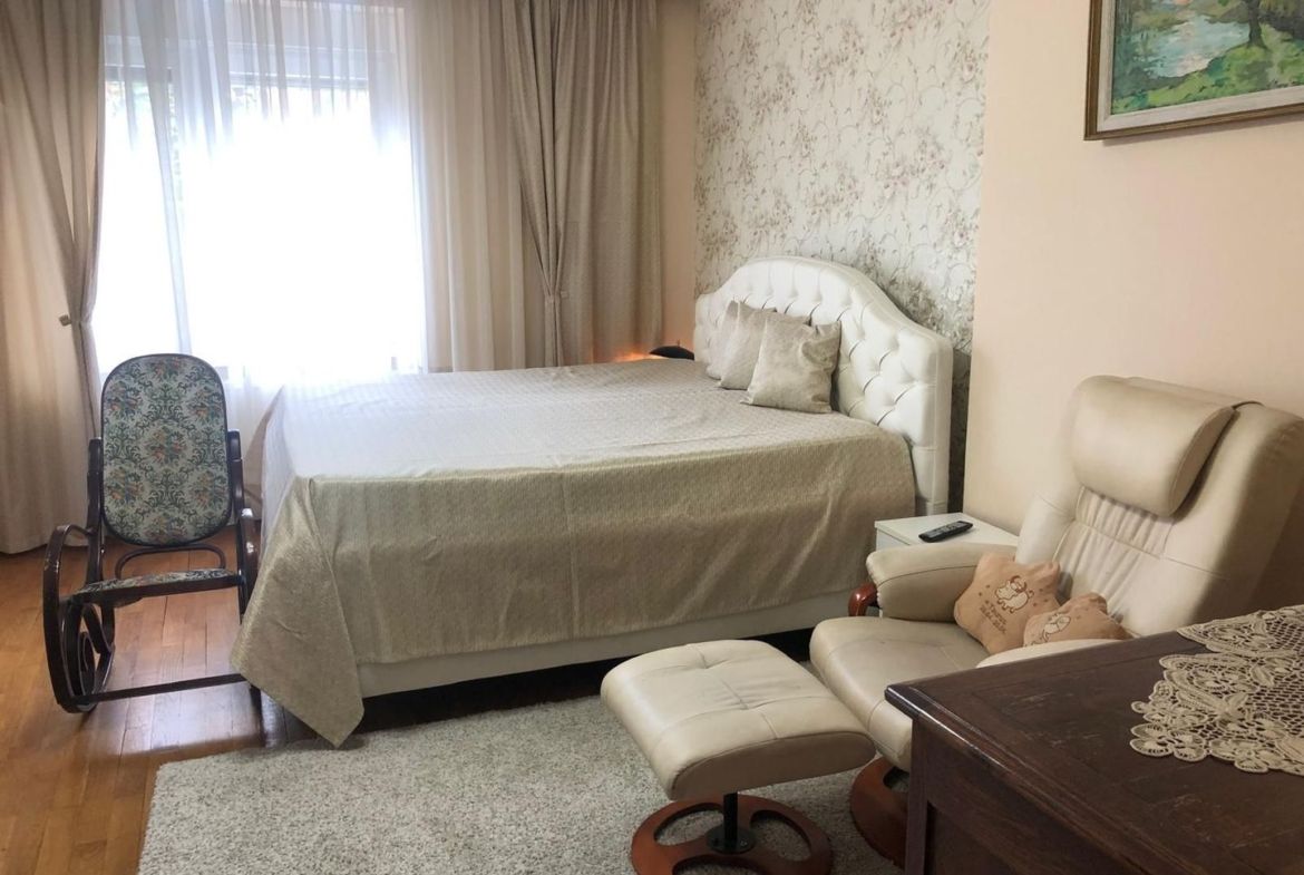 BRASADAS vinde casa cu 7 camere si teren 1100mp in zona Burdea.