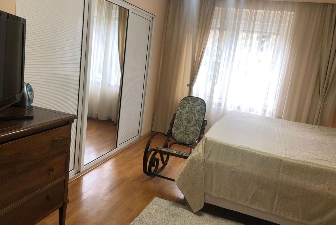 BRASADAS vinde casa cu 7 camere si teren 1100mp in zona Burdea.