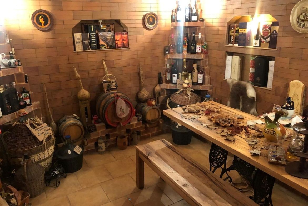 BRASADAS vinde casa cu 7 camere si teren 1100mp in zona Burdea.