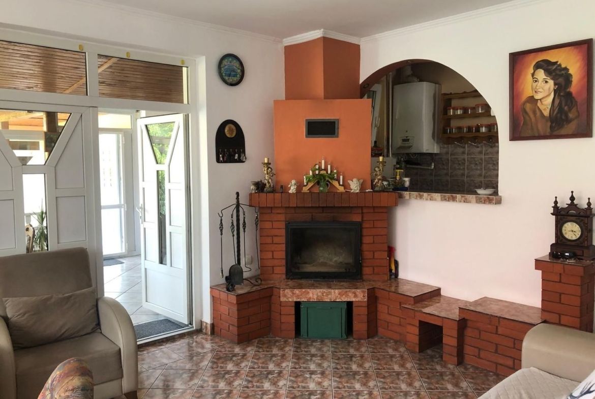 BRASADAS vinde casa cu 7 camere si teren 1100mp in zona Burdea.