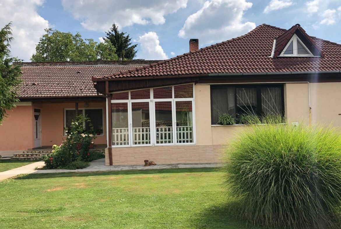 BRASADAS vinde casa cu 7 camere si teren 1100mp in zona Burdea.