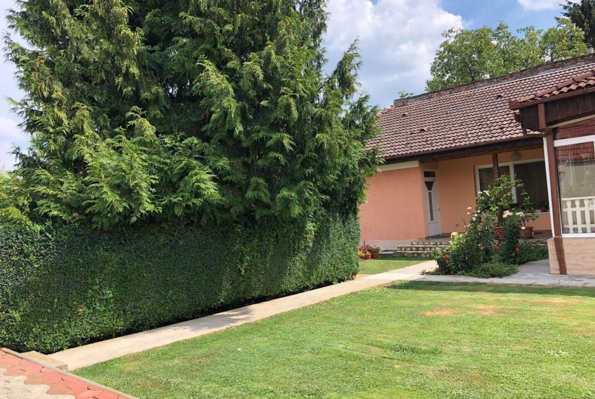 BRASADAS vinde casa cu 7 camere si teren 1100mp in zona Burdea.