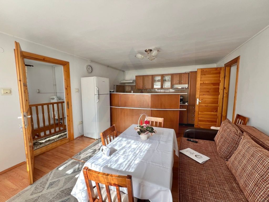 Casa 3 camere 80 mp utili curte comuna si balcon 3,75 mp în Ștrand