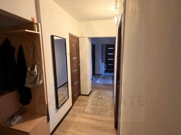 Apartament 4 camere 75 mp cu  balcon si pivnita pe b-dul Mihai Viteazu - foto 2