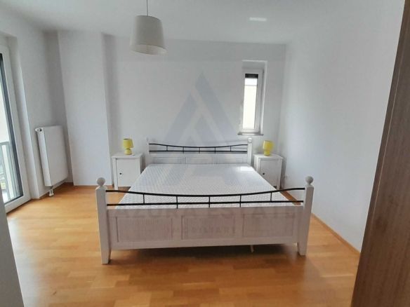 Apartament modern 3 camere 70 mp utili balcon 10 mp parcare in Strand - Imagine principala
