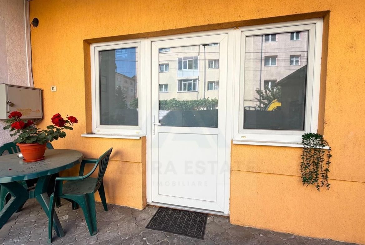 Spatiu comercial la curte 50 mp utili parter openspace zona Strand