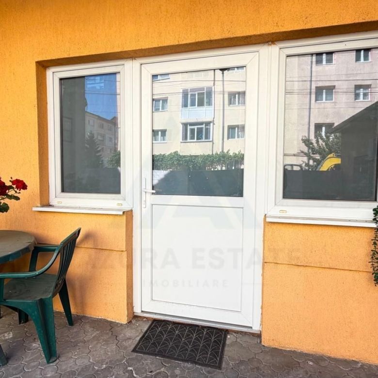 Spatiu comercial la curte 50 mp utili parter openspace zona Strand