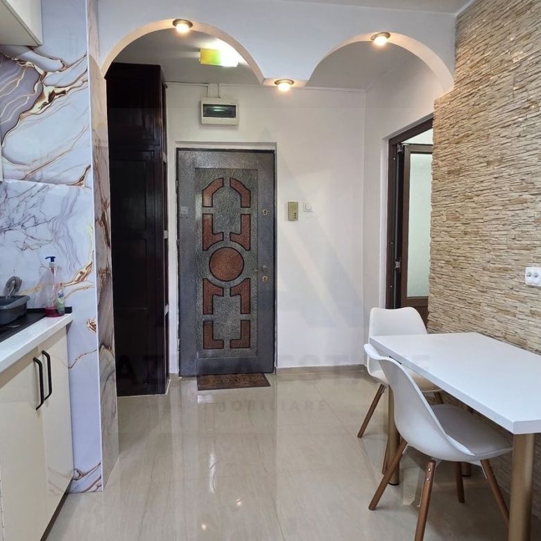 Apartament renovat cu 2 camere decomandat 50 mp etajul 2/8 Bd Mihai V