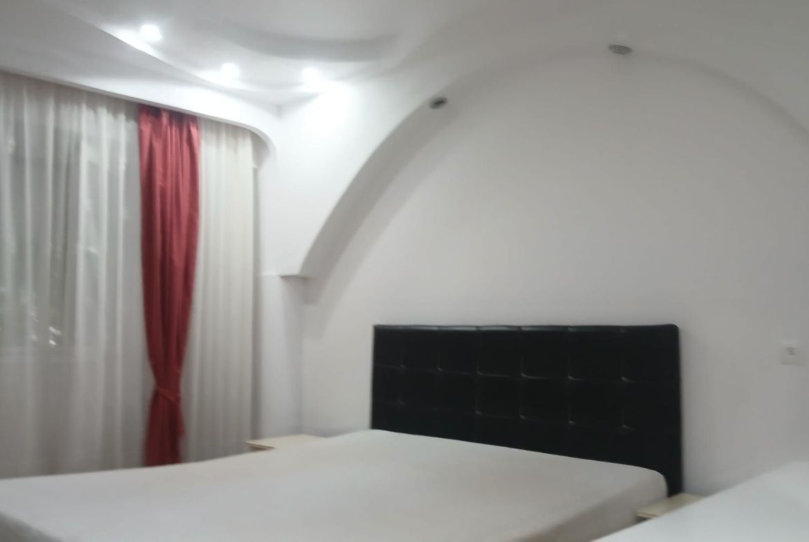 De inchiriat apartament cu 3 camere, I. C. Frimu, etaj 3, 450 euro
