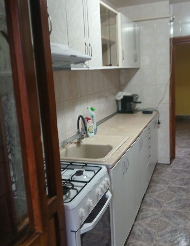 De inchiriat apartament cu 3 camere, I. C. Frimu, etaj 3, 450 euro