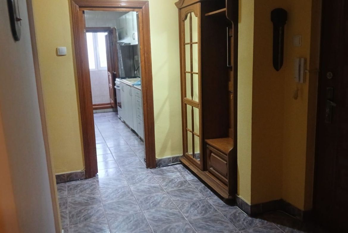 De inchiriat apartament cu 3 camere, I. C. Frimu, etaj 3, 450 euro