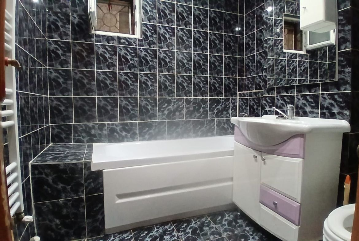 De inchiriat apartament cu 3 camere, I. C. Frimu, etaj 3, 450 euro