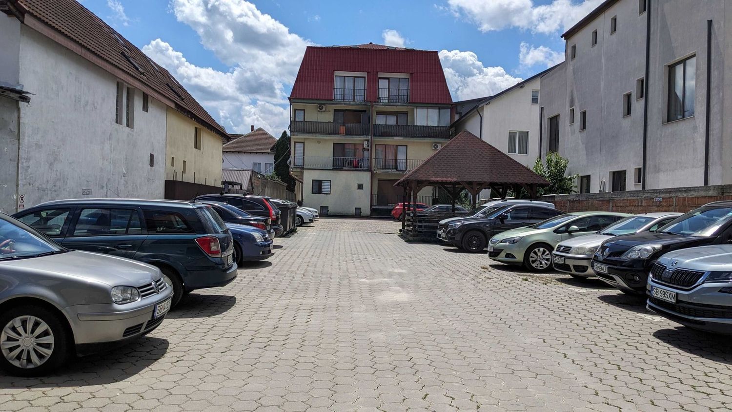 Garsoniera moderna 38 mp utili la parter  loc de parcare in Selimbar