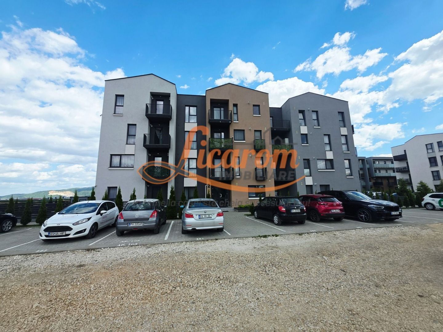 Apartament 2 camere, mobilat, lift, parcare, animale,Cristian BV