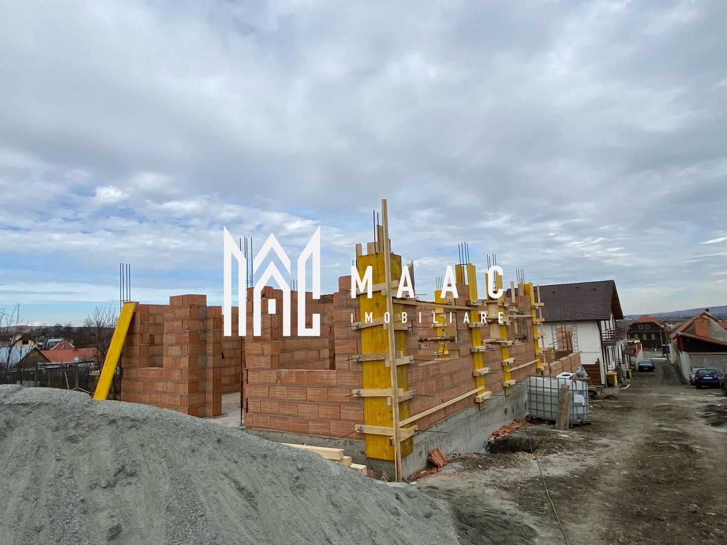 Casă Tip Duplex | 4 Camere | 2 Balcoane | Terasă | Șura Mică - foto 8 Casă Tip Duplex | 4 Camere | 2 Balcoane | Terasă | Șura Mică - foto 8