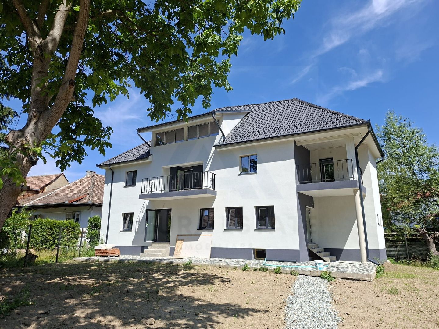 Casa individuala premium 236 mp utili si teren 1200 in Cisnadioara